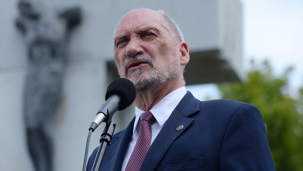 Skandowanie tego nazwiska na kontrmanifestacji wobec miesięcznicy smoleńskiej jest charakterystyczne. To nazwisko jest symbolem zdrady – podkreślił w TVP Info szef MON Antoni Macierewicz.