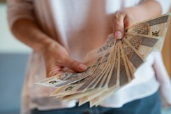 3920 lub 712 zł miesięcznie. Lawina wniosków zalała urzędy. Przelewy już ruszyły