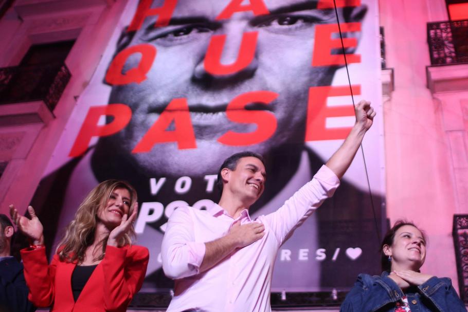 Premier i lider PSOE Pedro Sanchez po ogłoszeniu exit poll