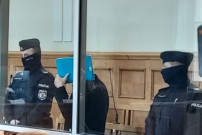 Sala numer jeden Sądu Okręgowego w Łodzi w 2022 r.: Mirosław Ż. w otoczeniu policjantów podczas ogłaszania wyroku