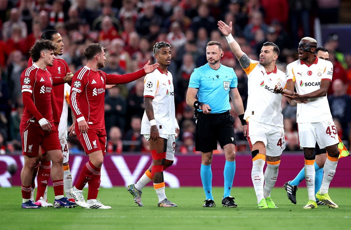 Liga Mistrzów. Wielki pech sędziego Marciniaka. Raczkowski popełnił błąd, a VAR mu nie pomógł