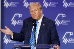 Donald Trump nadal nie może znaleźć Węgier na mapie. NAGRANIE