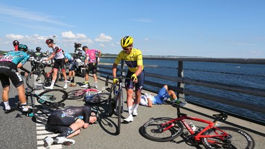 Potężna kraksa na Tour de France! Rowery trzeba było zbierać z ziemi