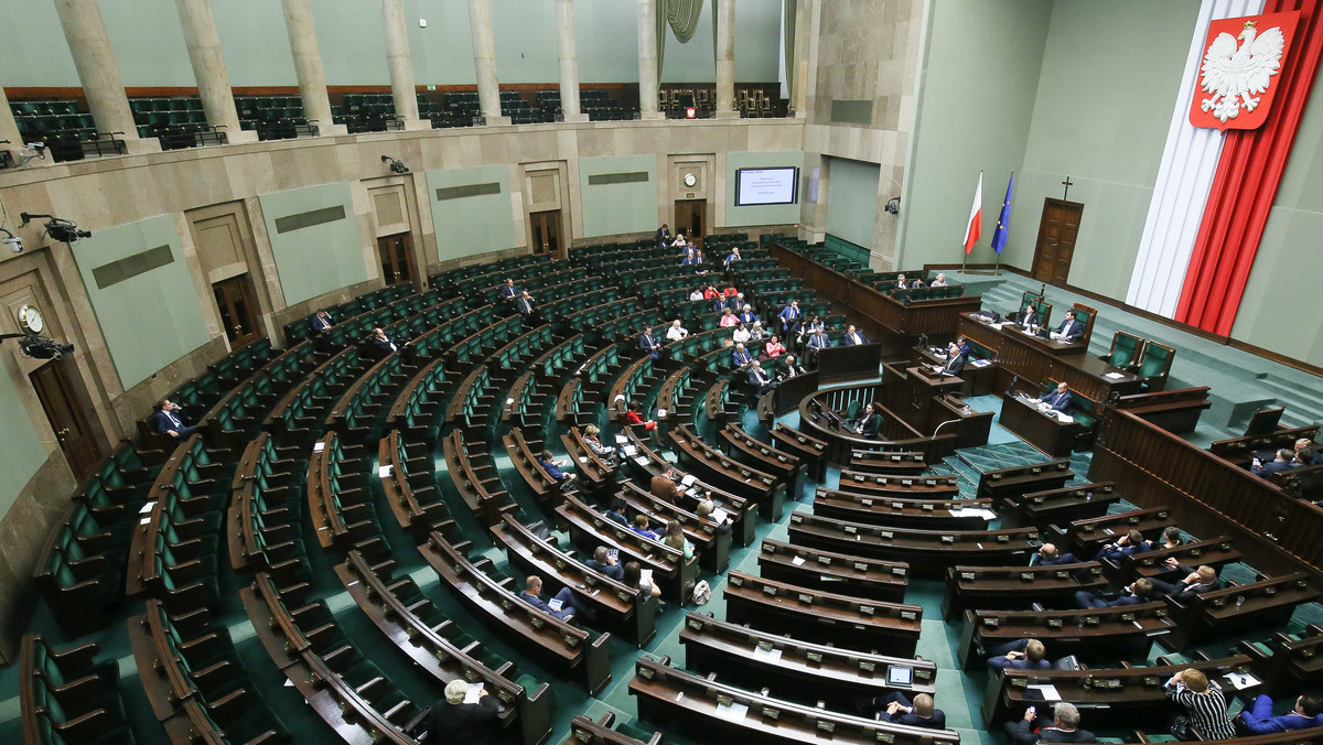 Posłowie jednak odrzucili kontrowersyjny projekt zaostrzenia przepisów aborcyjnych. Za takim rozwiązaniem zagłosowało 352 posłów. Zarówno Jarosław Kaczyński, jak i Beata Szydło zapowiedzieli, że PiS oraz rząd będą za ochroną życia. Szefowa rządu przedstawiła także trzy zobowiązania, jakie w tej sprawie podejmie jej gabinet. Czy to koniec emocji wokół kwestii aborcji? Zapraszamy do relacji na żywo!