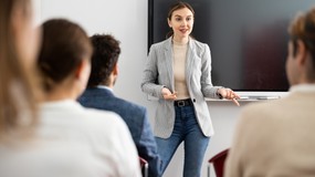 Zwolnienie z VAT szkoleń zawodowych. Kluczem jest cel działalności