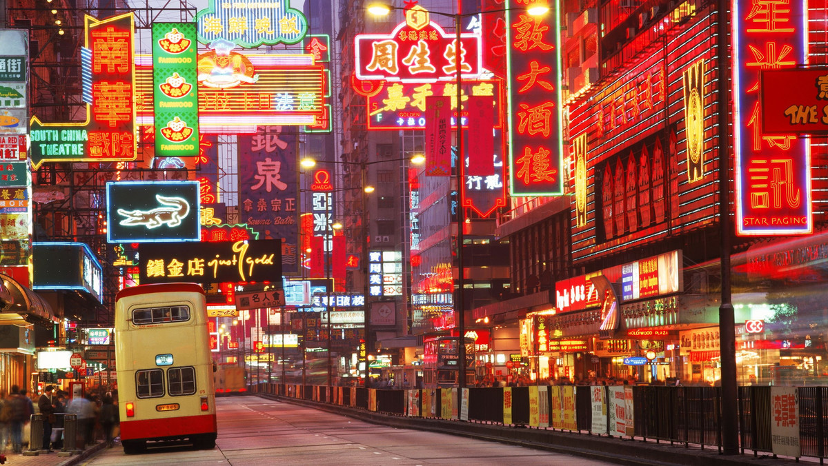 Tłumy turystów z Chin kontynentalnych coraz bardziej dają się we znaki mieszkańcom Hongkongu, robiąc niemal hurtowe zakupy w tamtejszych sklepach. W tej sytuacji Pekin wprowadził od poniedziałku ograniczenia w podróżowaniu do tej byłej kolonii brytyjskiej.