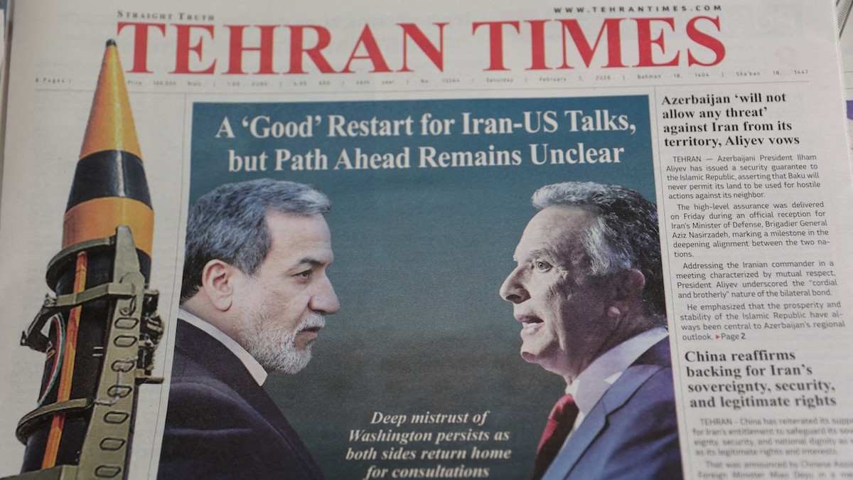 Iránske noviny s titulnou fotografiou iránskeho ministra zahraničných vecí Abbása Arakčího a amerického vyslanca pre Blízky východ Steva Witkoffa v Teheráne v Iráne 7. februára 2026. 