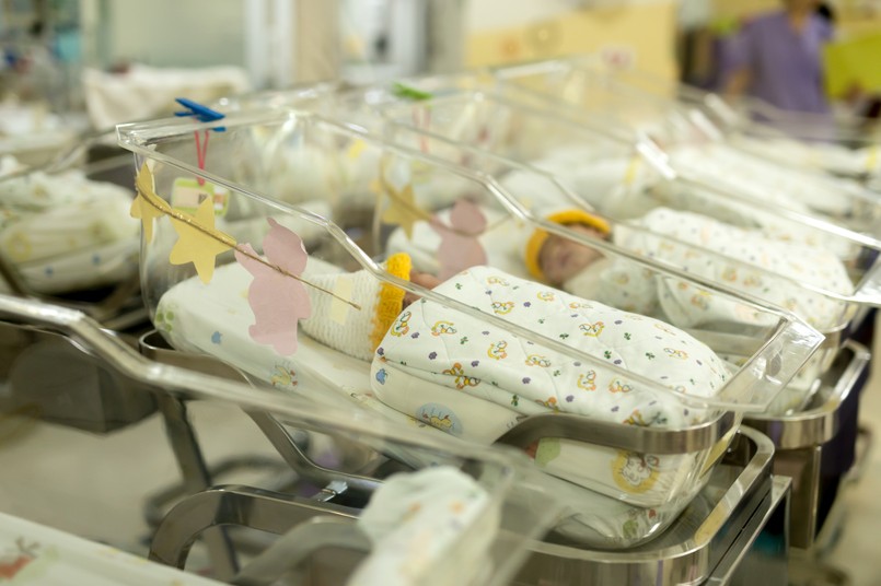 Tylko robiąc karierę jesteśmy w stanie zagwarantować sobie dochody potrzebne do godnego życia w późnym kapitalizmie. Dziecko w oczywisty sposób burzy ten plan