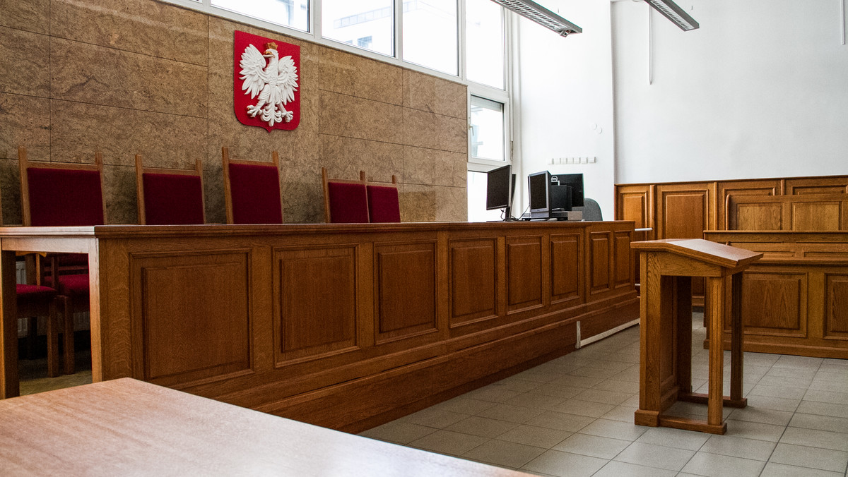 Na rok i 10 miesięcy więzienia w zawieszeniu na cztery lata skazał w piątek Sąd Rejonowy w Iławie Janusza D. Mężczyzna został oskarżony o znęcanie się nad swoją żoną Lucyną D. - matką trójki dzieci, których ciała znaleziono w zamrażalniku w domu w Lubawie. Wyrok nie jest prawomocny.