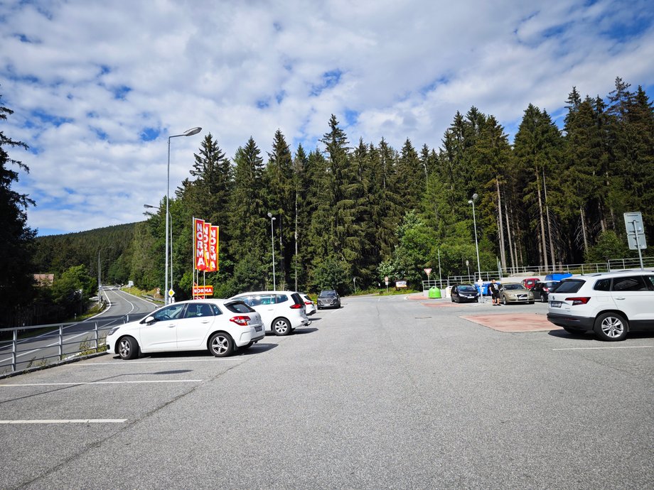 Na sklepowych parkingu jest mnóstwo aut na polskich numerach