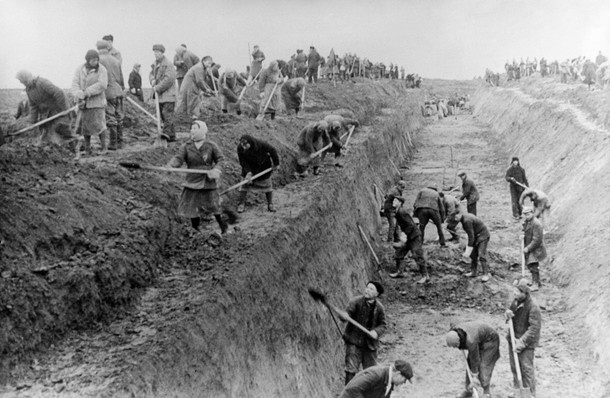 Mieszkańcy Moskwy kopią rowy przeciwczołgowe w ramach przygotowań do ataku na miasto. Wczesna jesień 1941 r.