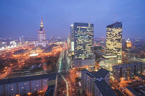 Biuro w centrum Warszawy gwarantuje dobry dostęp do komunikacji miejskiej, bogatej oferty handlowej, gastronomicznej oraz infrastruktury hotelowej. Nieocenionym atutem jest też prestiż. Przez warszawskie Śródmieście przebiega kilkadziesiąt linii autobusowych i tramwajowych. Dodatkowo wiosną 2015 r. sytuację korzystających z komunikacji miejskiej poprawiło otwarcie II linii metra, która połączyła prawo- i lewobrzeżną część miasta. Pod względem komunikacyjnym Śródmieście zdecydowanie wygrywa z nabierającą biznesowego charakteru Wolą, gdzie infrastruktura drogowa wciąż nie nadążą za dynamicznym rozwojem dzielnicy. Warto dodać, że dojazd do Centrum jest znacznie lepszy także ze względu na większą liczbę biegnących tędy arterii miejskich. Bliskość Dworca Centralnego i dobre połączenie z Lotniskiem Chopina – autobusem albo szybką koleją miejską zdecydowanie ułatwiają przemieszczanie się i skracają jego czas. Dzielnica ta jest też zagłębiem kawiarni, knajpek i restauracji, które doskonale sprawdzą się jako miejsca na śniadanie biznesowe czy lunch z kontrahentem
