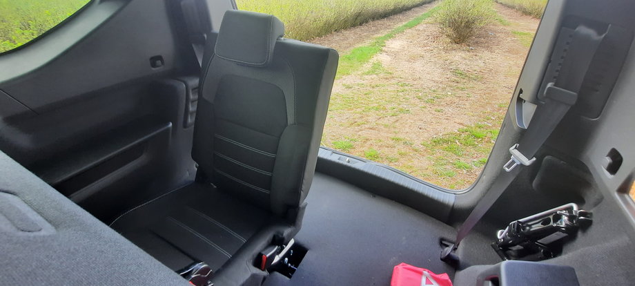 Dacia Jogger w testowanej wersji ma w ogromnym bagażniku dwa rozkładane siedzenia. Na krótkim dystansie mogą na nich siedzieć nawet dorośli. Miejsca jest sporo.