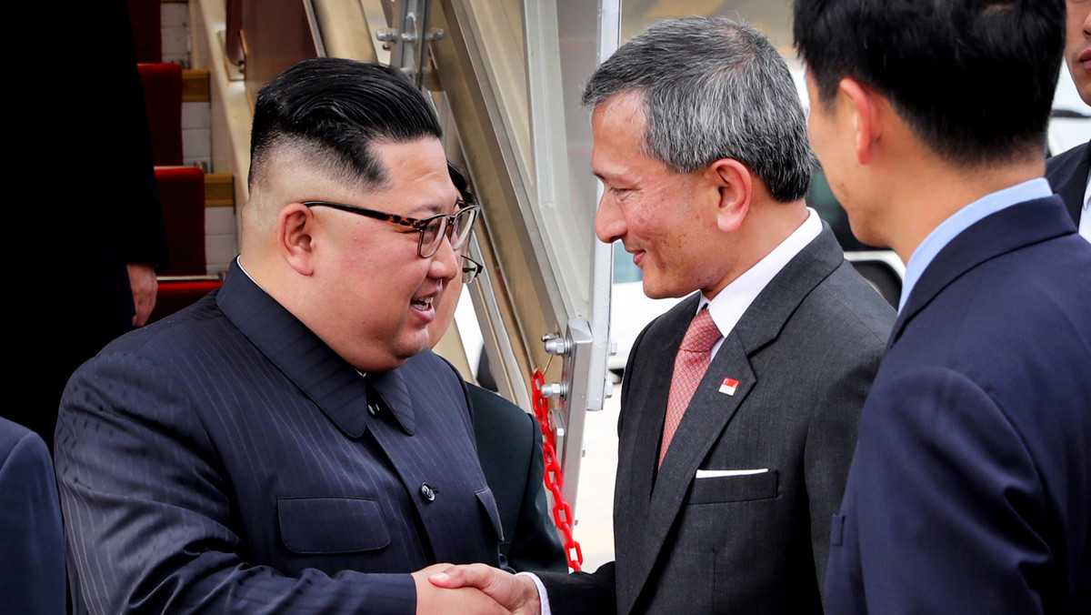 Przywódca Korei Płn. Kim Dzong Un wylądował dziś w Singapurze, gdzie we wtorek ma się spotkać z prezydentem USA Donaldem Trumpem, by rozmawiać o zakończeniu wrogości i denuklearyzacji. Będzie to pierwsze w historii spotkanie przywódców USA i Korei Płn.