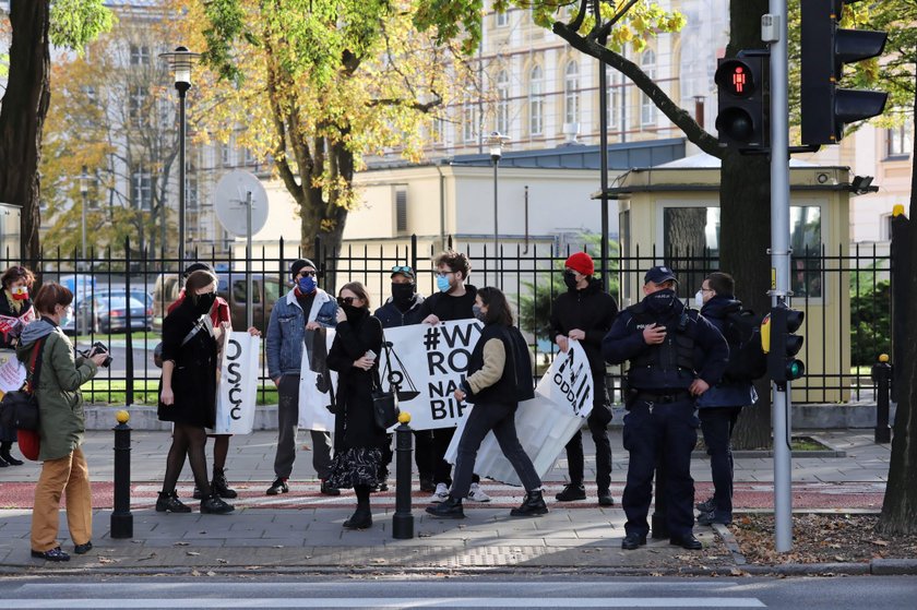 Trybunał Konstytucyjny zajmuje się sprawą aborcji. Kobiety protestują przed gmachem budynku