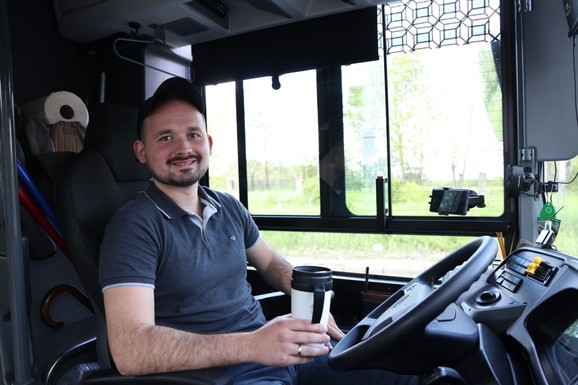 (VIDEO) Slavko je mladi vozač na liniji 706E i TikTok zvezda sa milionskim pregledima! Putnicima se ozari lice kada ga vide, a slava je krenula zbog JEDNE GREŠKE PUTNIKA