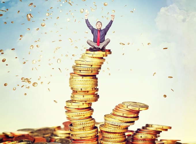 Firma, która zatrudnia pracownika, dokonuje w pewnym sensie transakcji. Kupuje produkt/usługę za cenę, jaką zgodzi się zapłacić za oferowaną wartość. Wraz ze wzrostem jakości rośnie cena. Warto zastanowić się, jakie wartości odróżniają kandydata na tle wielu innych potencjalnych pracowników. Co zyska firma, zatrudniając daną osobę? Jaka jest wartość dodana? Uważam, że szczególnie warto jest się wyróżnić. Oczywiście chodzi mi o pozytywne wyróżnienie. Jeśli rekruter dostrzeże coś wyjątkowego w kandydacie, zechce mu się bliżej przyjrzeć. To pracownicy tworzą firmę, a każdemu pracodawcy zależy na tym, żeby jego firma prezentowała się jak najlepiej na tle konkurencji.