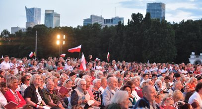 Warszawiacy śpiewają (nie)zakazane piosenki. Koncert na placu Piłsudskiego