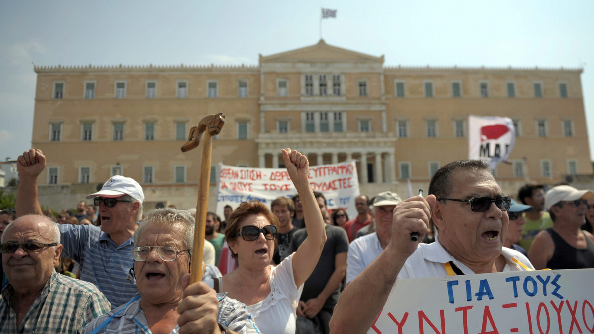 Ponad 12 tys. ludzi według policji manifestowało w sobotę wieczorem w Salonikach przeciwko dalszym planowanym przez grecki rząd oszczędnościom, wymaganym przez wierzycieli Grecji w zamian za pakiety ratunkowe dla zadłużonego kraju.