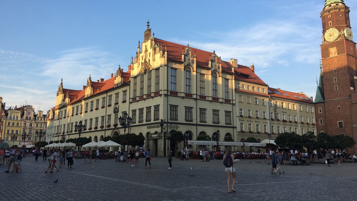 Z sondażu przeprowadzonego przez "Gazetę Wrocławską" wynika, że gdyby dziś odbyły się wybory prezydenckie we Wrocławiu, pierwszą turę wygrałby kandydat koalicji Jacek Sutryk, drugi z niewielką stratą byłby Kazimierz Michał Ujazdowski z PO, a trzecia Mirosława Stachowiak-Różecka z PiS. Gdyby jednak w wyborach wystartował Bogdan Zdrojewski, to on byłby górą.