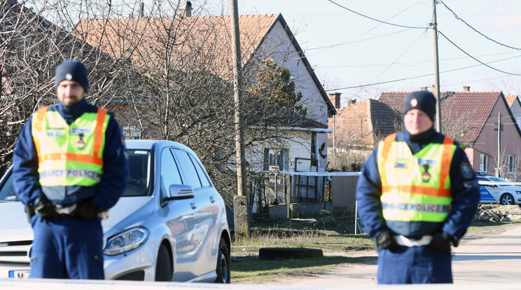 Bűnügyi helyszínelés miatt lezárt utcaszakasz Tószegen 2024. január 16-án. A Tiszavirág utca egyik családi házában, az állampolgári bejelentésre kiérkező rendőrök holtan találtak egy férfit és egy nőt. A rendőrség emberölés gyanúja miatt indított eljárást ismeretlen tettessel szemben.MTI/Mészáros János