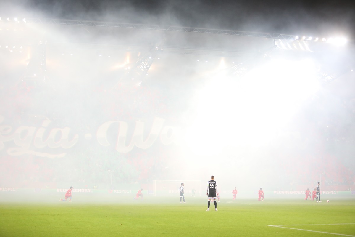 Kibice Legii Warszawa podczas meczu grupy C piłkarskiej Ligi Europy w Warszawie z SSC Napoli