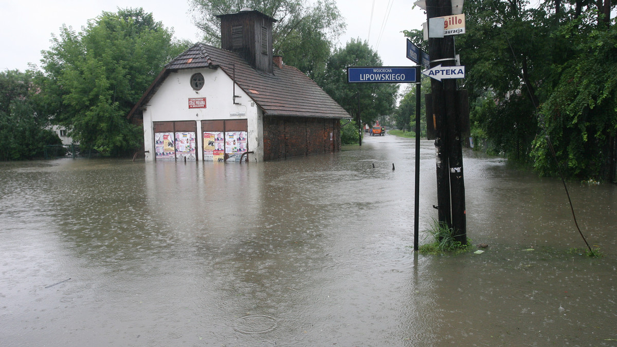 Na południu, wschodzie i w centrum Polski intensywne opady deszczu utrzymają się nawet do soboty. Powoduje je układ niżowy "Tina", który wędruje przez zachodnie wybrzeża Morza Czarnego. Łączna suma opadów w centrum, na południu i wschodzie kraju może przekroczyć nawet 60-80 litrów na metr kwadratowy, a w Małopolsce i na Podkarpaciu do 100-130 litrów. Możliwe są wzrosty stanu wody w rzekach powyżej stanów alarmowych i podtopienia.