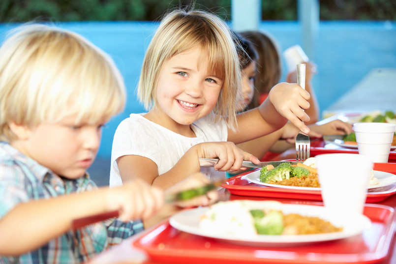 Regularnie spożywane posiłki to podstawa zdrowej diety. Dzieci powinny jeść 5 posiłków w ciągu dnia, mniej więcej co 3 godziny, zaczynając od pierwszego śniadania przed wyjściem do szkoły. W szkole powinny zatem zjeść drugie śniadanie, obiad i jedną drobną przekąskę. Nie można jednak wymagać od dziecka regularności w spożywaniu posiłków bez wsparcia go w tym trudnym zadaniu. Dobrym pomysłem może okazać się sprezentowanie dziecku zegarka z ulubionym bohaterem z bajki lub książki. Niech magiczny „czasoodmierzacz” przypomina o kolejnym posiłku, a oczekiwanie stanie się zabawą.