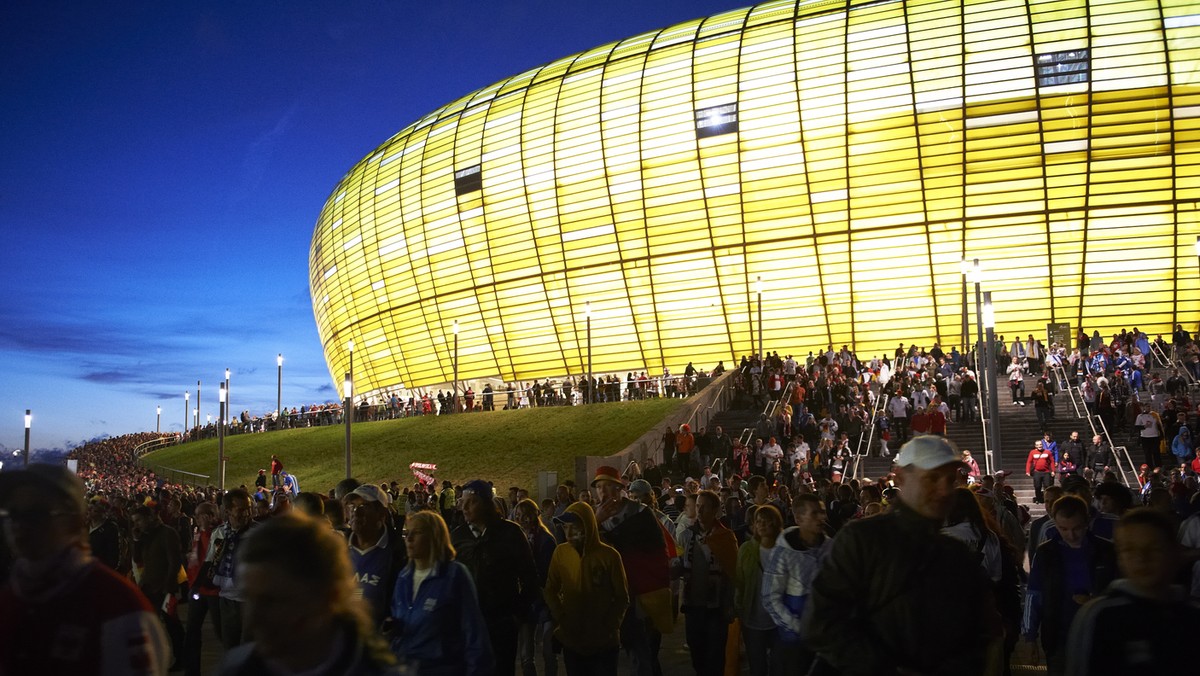 Polacy niezwykle wysoko oceniają Euro 2012 - wynika z badania przeprowadzonego przez OBOP TNS Polska. Badani oceniali przygotowanie mistrzostw przez Polskę, grę narodowej reprezentacji, organizację meczów, zachowanie kibiców i służb porządkowych.