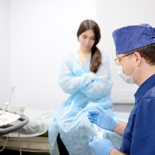 Az orvos elmondja, milyen esetben javasolt az emlő aspirációs citológia