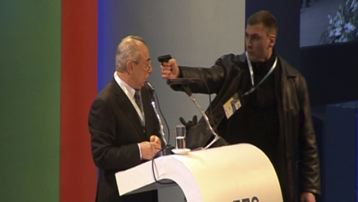 Uzbrojony mężczyzna próbował w sobotę zastrzelić lidera tureckiej partii w Bułgarii Ruch na rzecz Praw i Swobód Ahmeda Dogana w chwili, kiedy ten wygłaszał przemówienie na konferencji partii w Sofii w obecności kilkuset delegatów i gości.