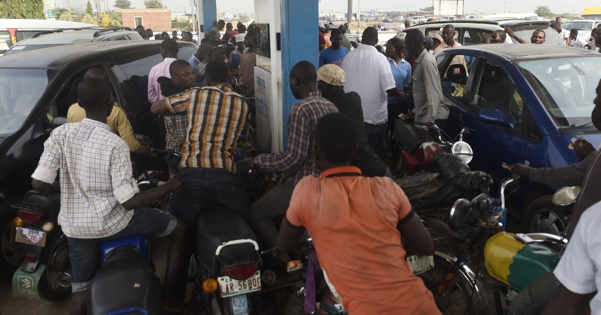O debate em torno do preço da gasolina produzida pela refinaria de Dangote, na Nigéria, está a gerar controvérsia. Os distribuidores afirmam que o preço da gasolina da refinaria é superior ao custo de importação, o que suscita preocupações na indústria petrolífera. A IPMAN revelou que o preço da gasolina Dangote ronda os ₦ 1.000 por litro, enquanto o custo de importação ronda os ₦ 978,01. O Grupo Dangote negou as alegações sem fornecer detalhes sobre a sua estratégia de preços. Esta controvérsia levanta questões sobre a transparência no sector petrolífero e a importância da comunicação na construção da confiança do público.