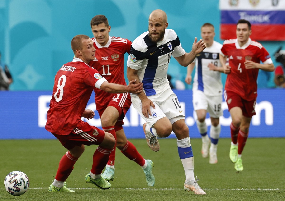 Fin Teemu Pukki w starciu z zawodnikami reprezentacji Rosji