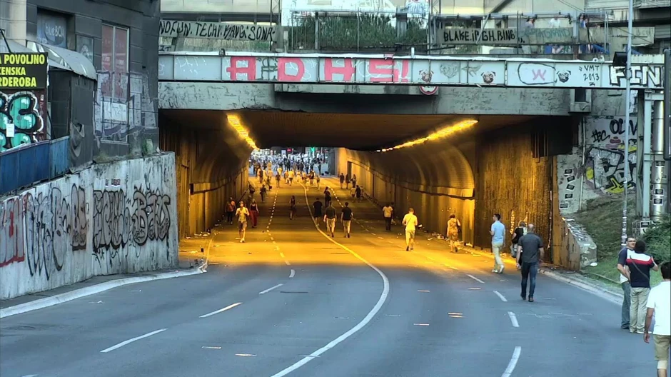 Lepljenje plakata u Terazijskom tunelu