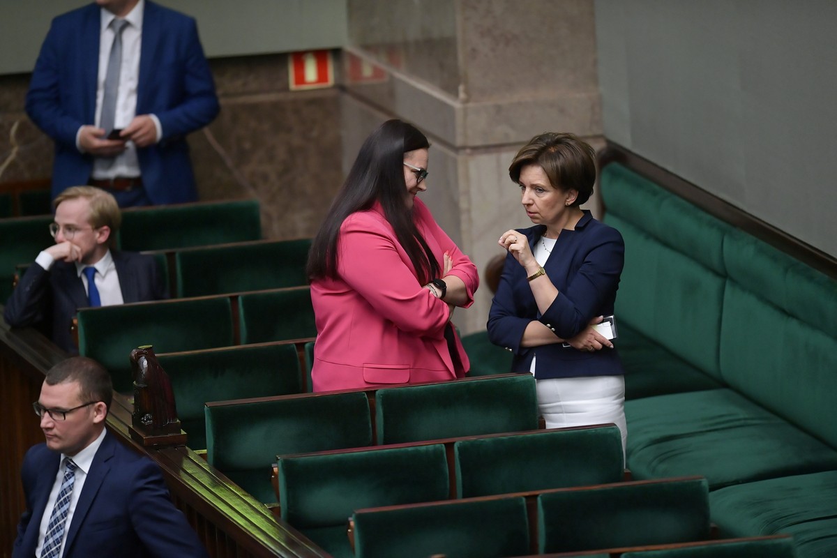 Warszawa, 15.07.2020. Minister rodziny, pracy i polityki społecznej Marlena Maląg (P) oraz minister funduszy i polityki regionalnej Małgorzata Jarosińska-Jedynak (C) podczas posiedzenia Sejmu w Warszawie, 15 bm. Sejm rozpoczyna dwudniowe posiedzenie; zajmie się m.in. poprawkami Senatu do prezydenckiej ustawy o Polskim Bonie Turystycznym. (kf) PAP/Marcin Obara