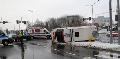 Poważny wypadek w Białymstoku. Karetka przewróciła się na bok