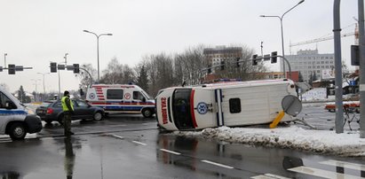 Poważny wypadek w Białymstoku. Karetka przewróciła się na bok