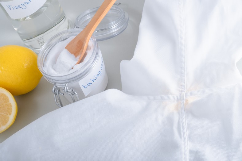 Plamy pod pachami to latem prawdziwa zmora. Co zrobić, żeby się ich pozbyć Kobieta