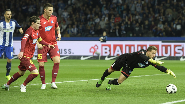 Hertha Berlin przegrała z TSG 1899 Hoffenheim 1:3 (1:1) w piątkowym spotkaniu 26. kolejki Bundesligi. Dzięki wygranej goście umocnili się na pozycji w czołowej czwórce tabeli i są coraz bliżej gry w przyszłorocznej edycji Ligi Mistrzów.
