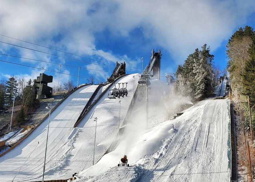 Skoki narciarskie w Lake Placid. W kadrze jest też siostrzeniec Małysza