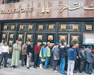 Egipska gospodarka płaci rachunek za rewolucję