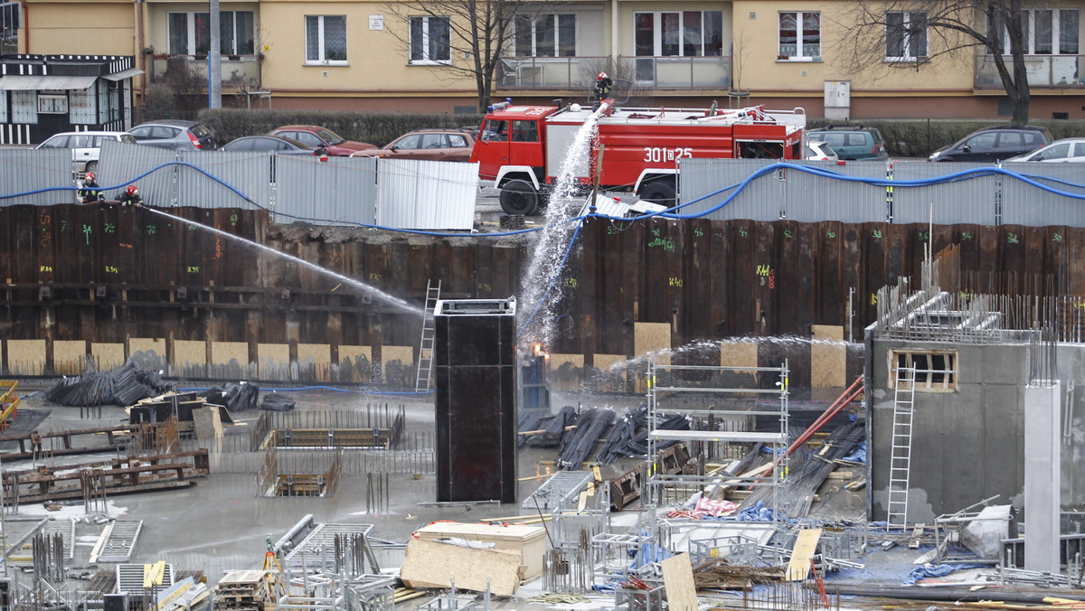 Ponad godzinę trwało w czwartek gaszenie butli z acetylenem, które zapaliły się na placu budowy w centrum Wrocławia przy Dworcu Głównym PKP. W wyniku pożaru nikt nie ucierpiał. Obecnie trwa schładzanie pustych butli.