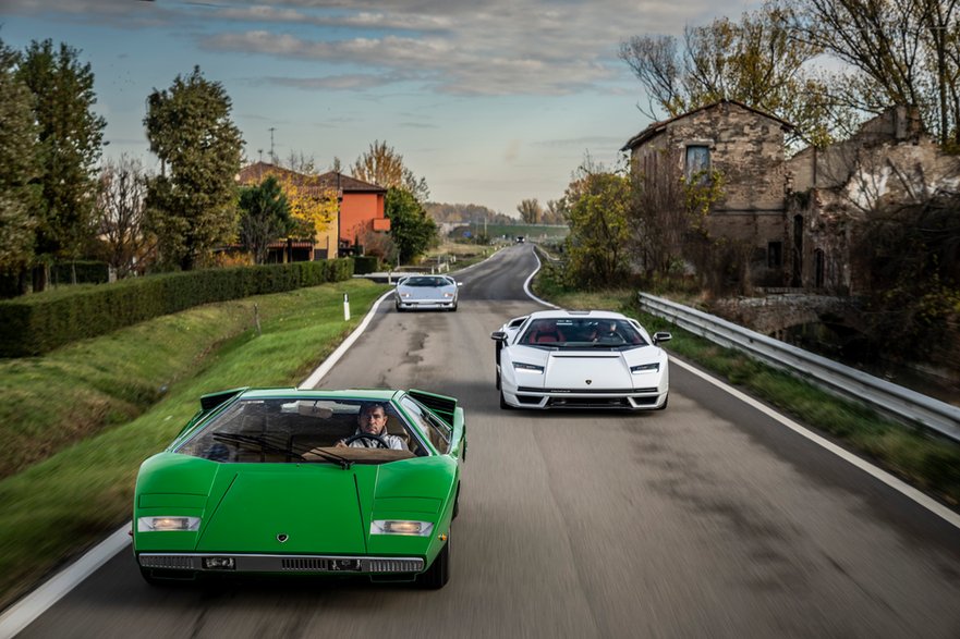 Klasyczne Lamborghini Countach w towarzystwie nowegp LPI 800-4