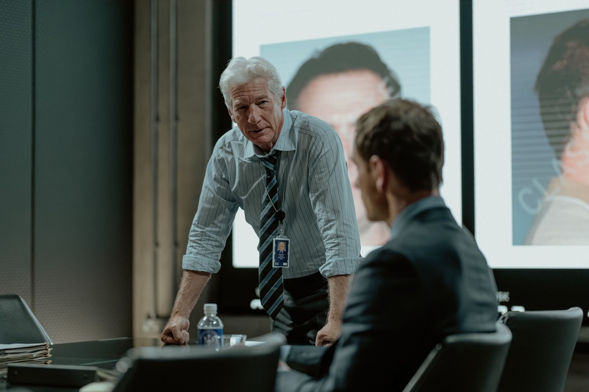 Richard Gere i Michael Fassbender w serialu "Agencja"
