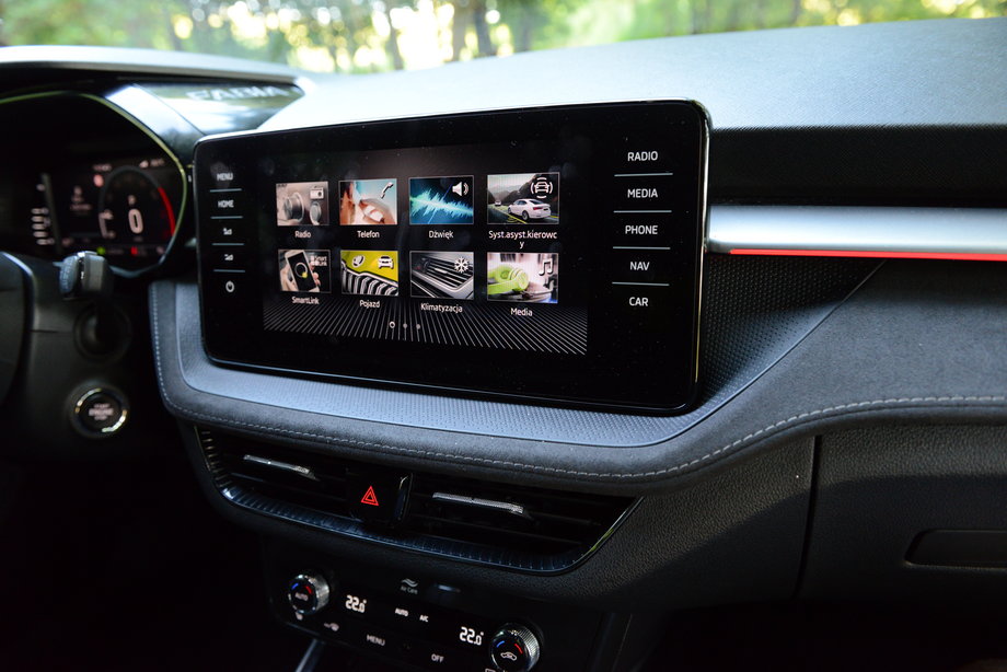 Skoda Fabia - nowoczesny system multimedialny daje możliwość korzystania z własnego smartfona, ale w droższych wariantach auta mamy też na pokładzie fabryczną nawigację.