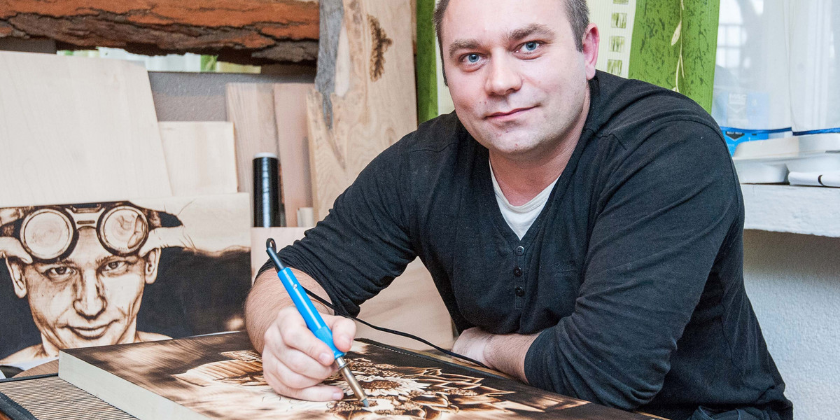 Krzysztof Skubik maluje ogniem na drewnie