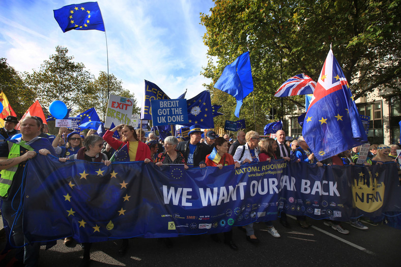 Zwolennicy UE w Londynie domagają się powrotu Wielkiej Brytanii do Unii i maszerują z transparentem z napisem "Chcemy z powrotem naszą gwiazdkę!"