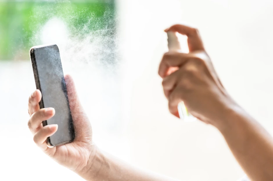 Poželjno je bar jednom dnevno dezinfikovati telefon
