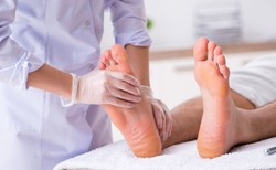 Czym jest onycholiza i jak ją leczyć? Ekspert radzi