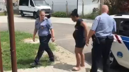 Kirabolta, majd bántalmazta 90 éves áldozatát egy terhes nő Tápiószecsőn: súlyos büntetésre számíthat – videó